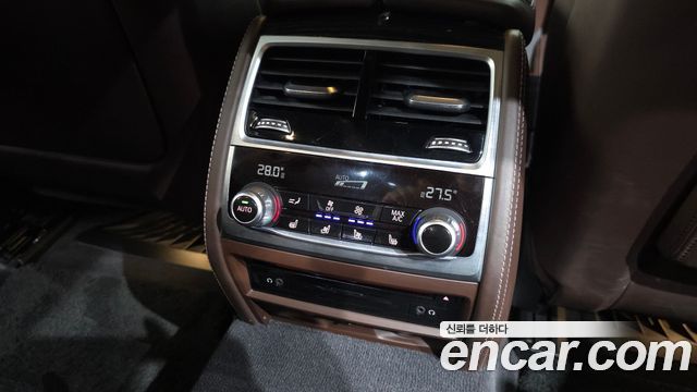 BMW 7-Series 2017 — photo 18