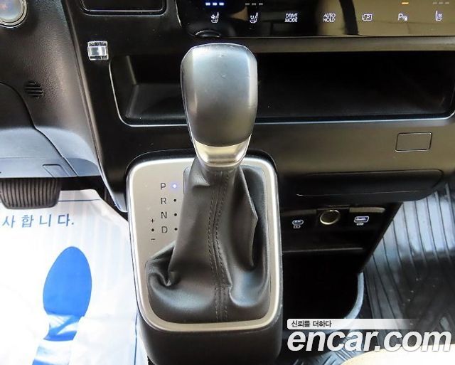 Hyundai Staria 2025 — photo 8