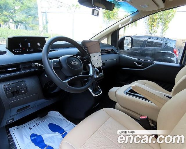 Hyundai Staria 2025 — photo 9