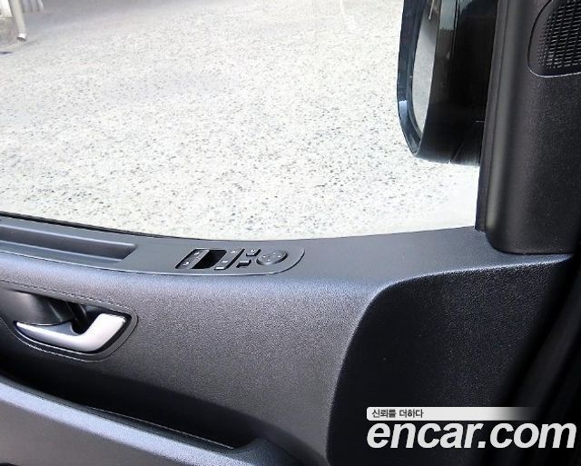 Hyundai Staria 2025 — photo 16