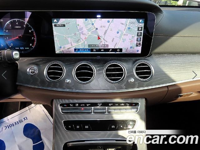 Mercedes-Benz E-Class 2022 — photo 14