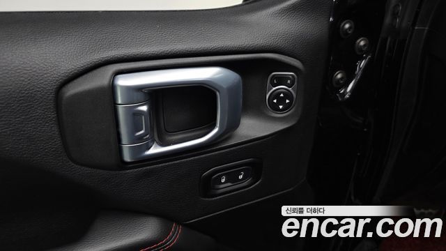 Jeep Wrangler 2022 — photo 24