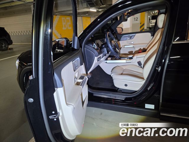 Mercedes-Benz GLB-Class 2023 — photo 6