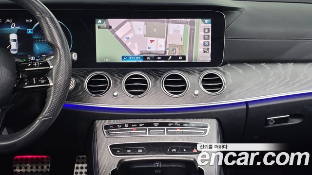 Mercedes-Benz E-Class 2022 — photo 17