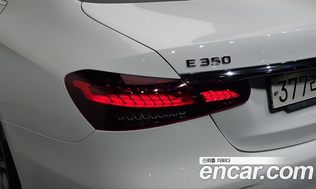 Mercedes-Benz E-Class 2022 — photo 9