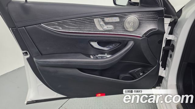 Mercedes-Benz E-Class 2022 — photo 14