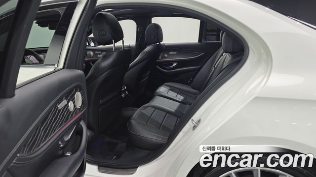 Mercedes-Benz E-Class 2022 — photo 16