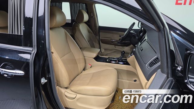 Kia Canival 2015 — photo 11
