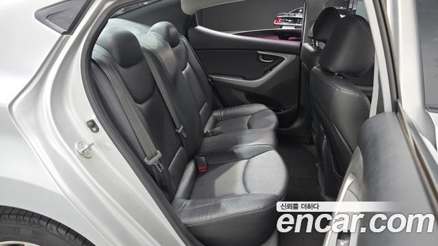 Hyundai AVANTE 2014 — photo 17
