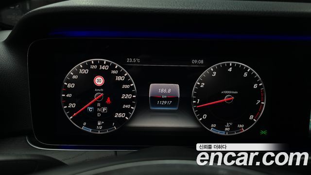 Mercedes-Benz E-Class 2017 — photo 11
