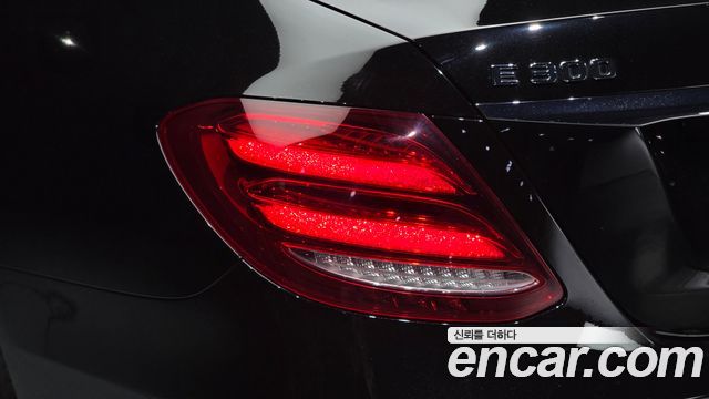 Mercedes-Benz E-Class 2017 — photo 9