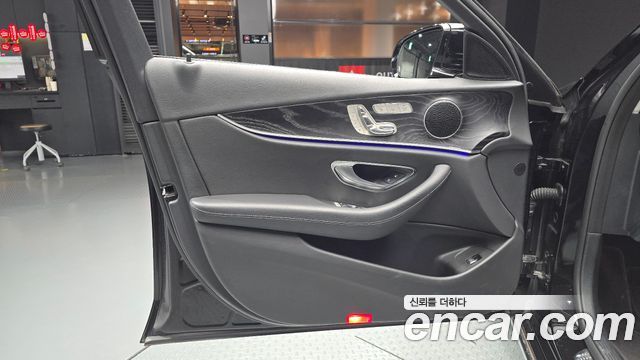 Mercedes-Benz E-Class 2017 — photo 14
