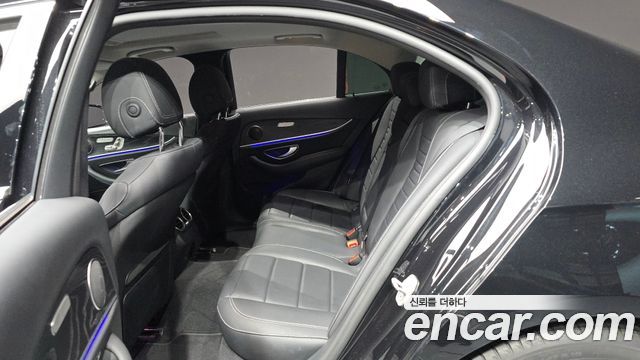 Mercedes-Benz E-Class 2017 — photo 16