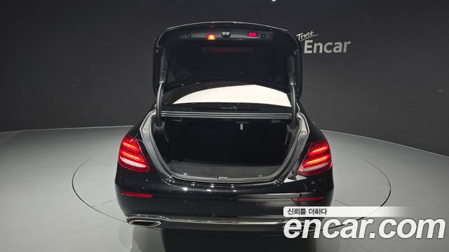 Mercedes-Benz E-Class 2017 — photo 39