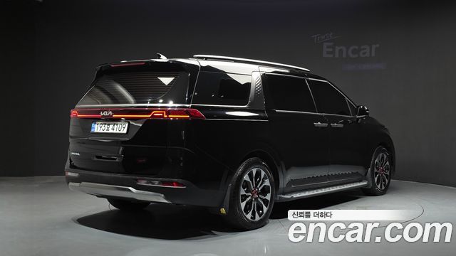 Kia Canival 2023 — photo 2
