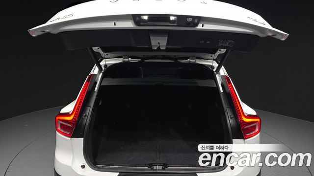 Volvo XC40 2019 — photo 31