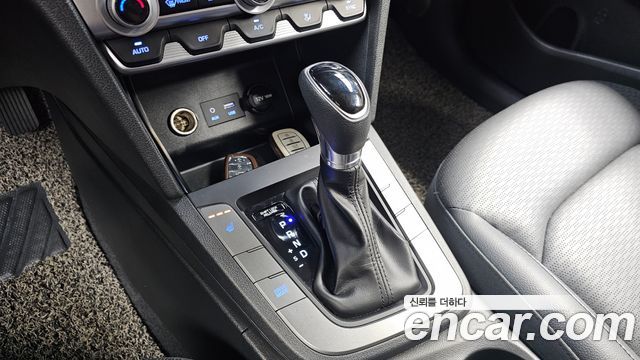 Hyundai AVANTE 2019 — photo 12