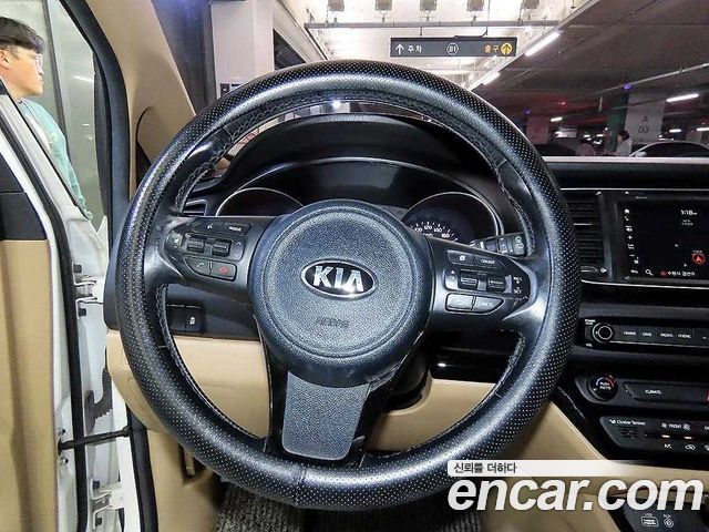 Kia Canival 2015 — photo 8