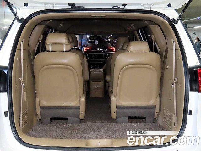 Kia Canival 2015 — photo 18
