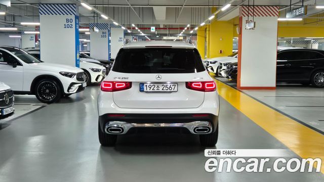 Mercedes-Benz GLB-Class 2023 — photo 4