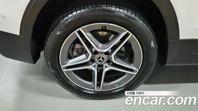 Mercedes-Benz GLB-Class 2023 — photo 5