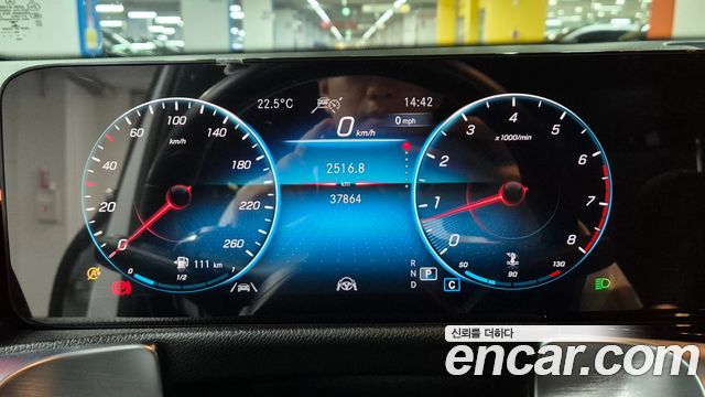 Mercedes-Benz GLB-Class 2023 — photo 8