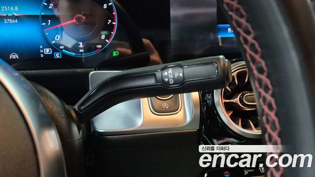 Mercedes-Benz GLB-Class 2023 — photo 9