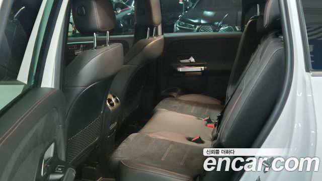 Mercedes-Benz GLB-Class 2023 — photo 13