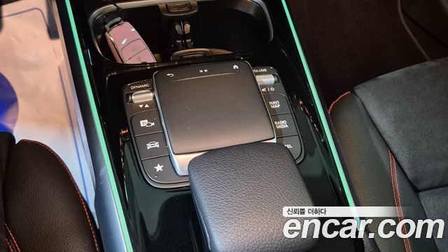 Mercedes-Benz GLB-Class 2023 — photo 17
