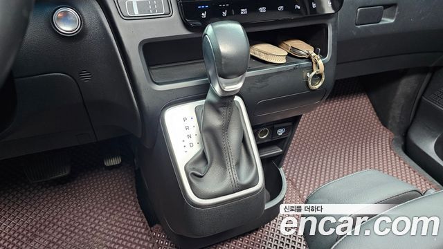 Hyundai Staria 2025 — photo 12