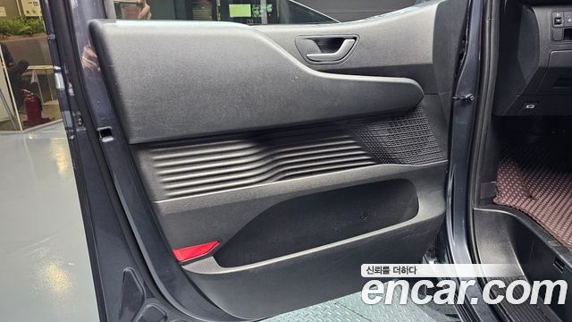Hyundai Staria 2025 — photo 14