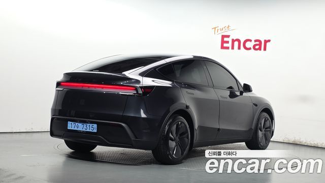 Tesla Model Y 2026 — photo 2