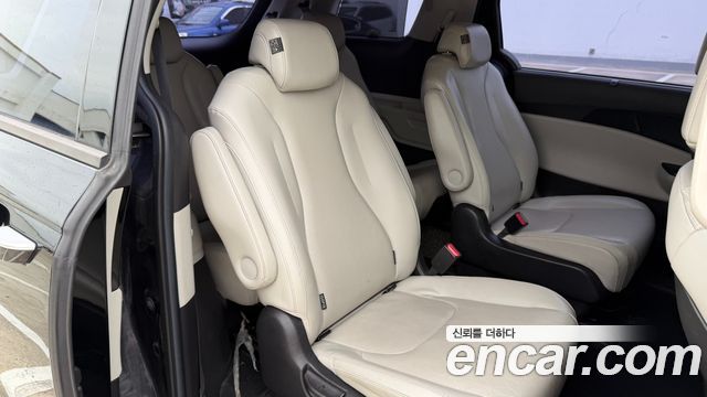 Kia Canival 2021 — photo 17