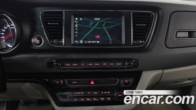Kia Canival 2018 — photo 12