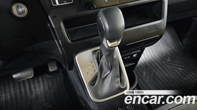Hyundai Staria 2025 — photo 9