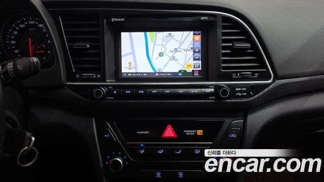 Hyundai AVANTE 2017 — photo 19