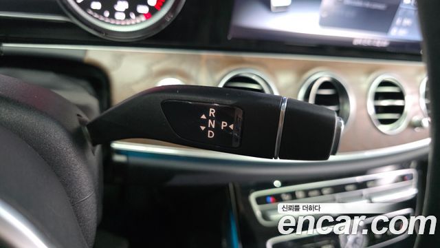 Mercedes-Benz E-Class 2019 — photo 12