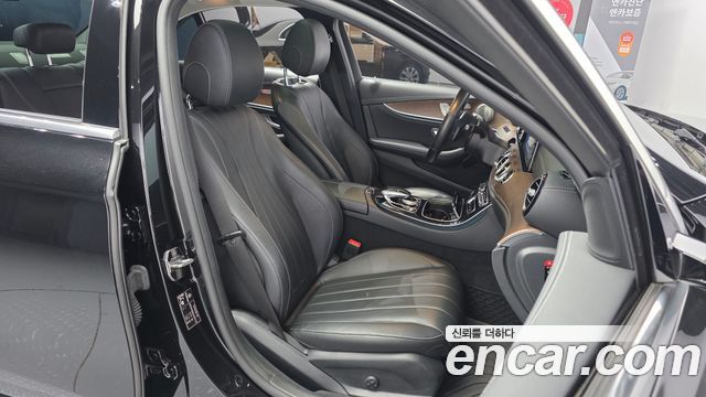 Mercedes-Benz E-Class 2019 — photo 17
