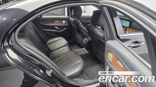 Mercedes-Benz E-Class 2019 — photo 18