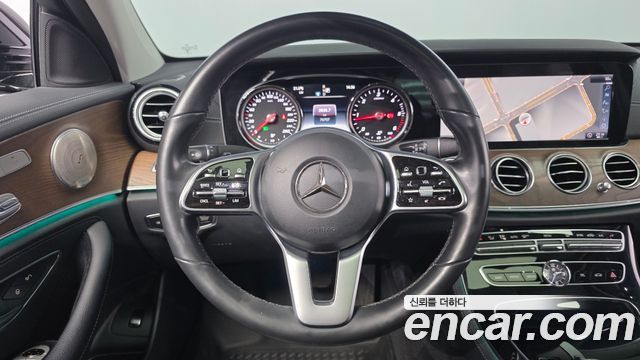 Mercedes-Benz E-Class 2019 — photo 19