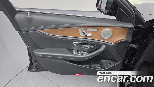 Mercedes-Benz E-Class 2019 — photo 14