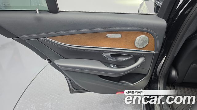 Mercedes-Benz E-Class 2019 — photo 15