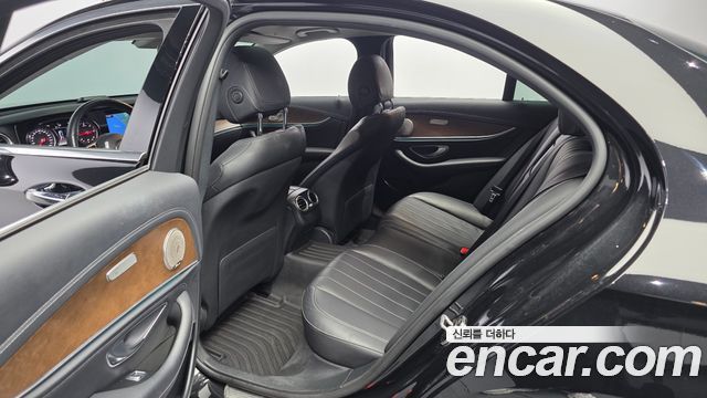 Mercedes-Benz E-Class 2019 — photo 16
