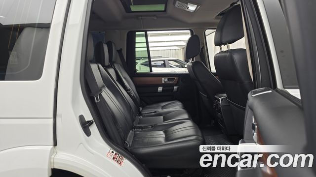 Land Rover Discovery 2015 — photo 17