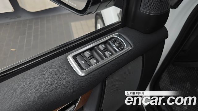 Land Rover Discovery 2015 — photo 28