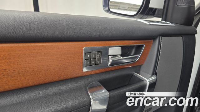 Land Rover Discovery 2015 — photo 29