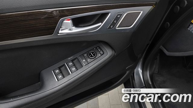Genesis G80 2017 — photo 29