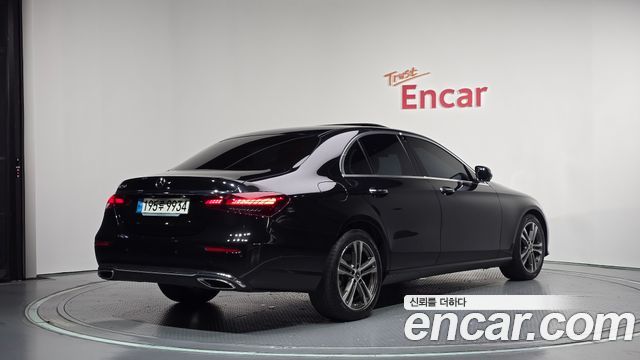 Mercedes-Benz E-Class 2023 — photo 2