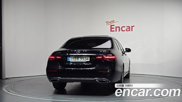 Mercedes-Benz E-Class 2023 — photo 4
