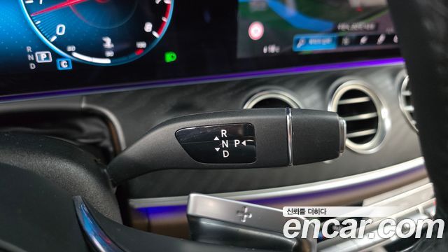 Mercedes-Benz E-Class 2023 — photo 12